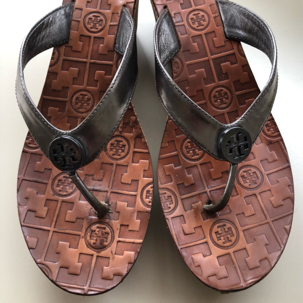 TORY BURCH Thora Silver Patent Leather Wedge Flip Flop Thong Shoes 9